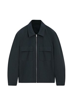 Veste zippée bleu marine foncé avec col pointu et deux poches poitrine avant avec rabats, présentée sur fond blanc.