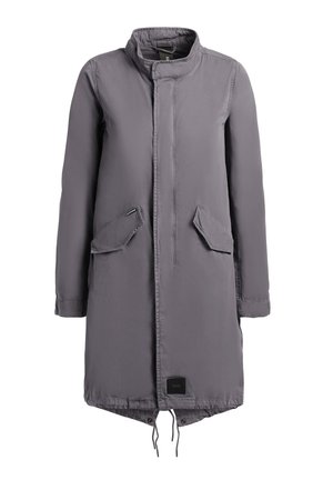 Langer grauer Mantel mit hohem Kragen, verdecktem Frontverschluss, schrägen Taschen mit Klappen und verstellbaren Kordelzügen am Saum.