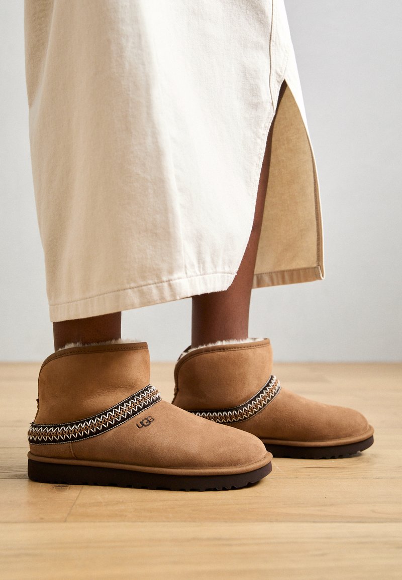 UGG CLASSIC MINI CRESCENT - Ankle boots - chestnut/cognac 