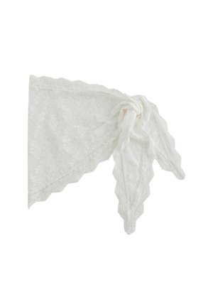 Hvid trekantet blonder tørklæde med blomsterstrukturer og takkede kanter bundet i en løs knude på en ensfarvet baggrund.