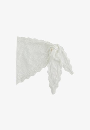 Biely čipkovaný trojuholníkový šál s kvetinovými vzormi a oblými okrajmi, voľne uviazaný na jednoduchom pozadí.