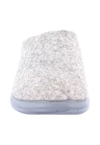 Pantofola grigia in feltro con una consistenza morbida, design minimalista, forma rotonda e suola in gomma trasparente. Nessun motivo o accento visibile.