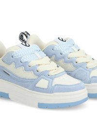 Hellblaue Wildleder- und cremefarbene Netzsneaker mit strukturierten Akzenten, dicker weißer Sohle und Zickzack-Muster-Schnürsenkeln. Branding auf der Zunge.