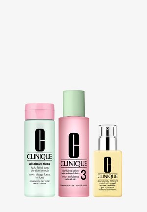 Drei Clinique Hautpflegeflaschen: grüne flüssige Gesichtsseife, rosa klärende Lotion und gelbes feuchtigkeitsspendendes Gel mit Pumpspender.