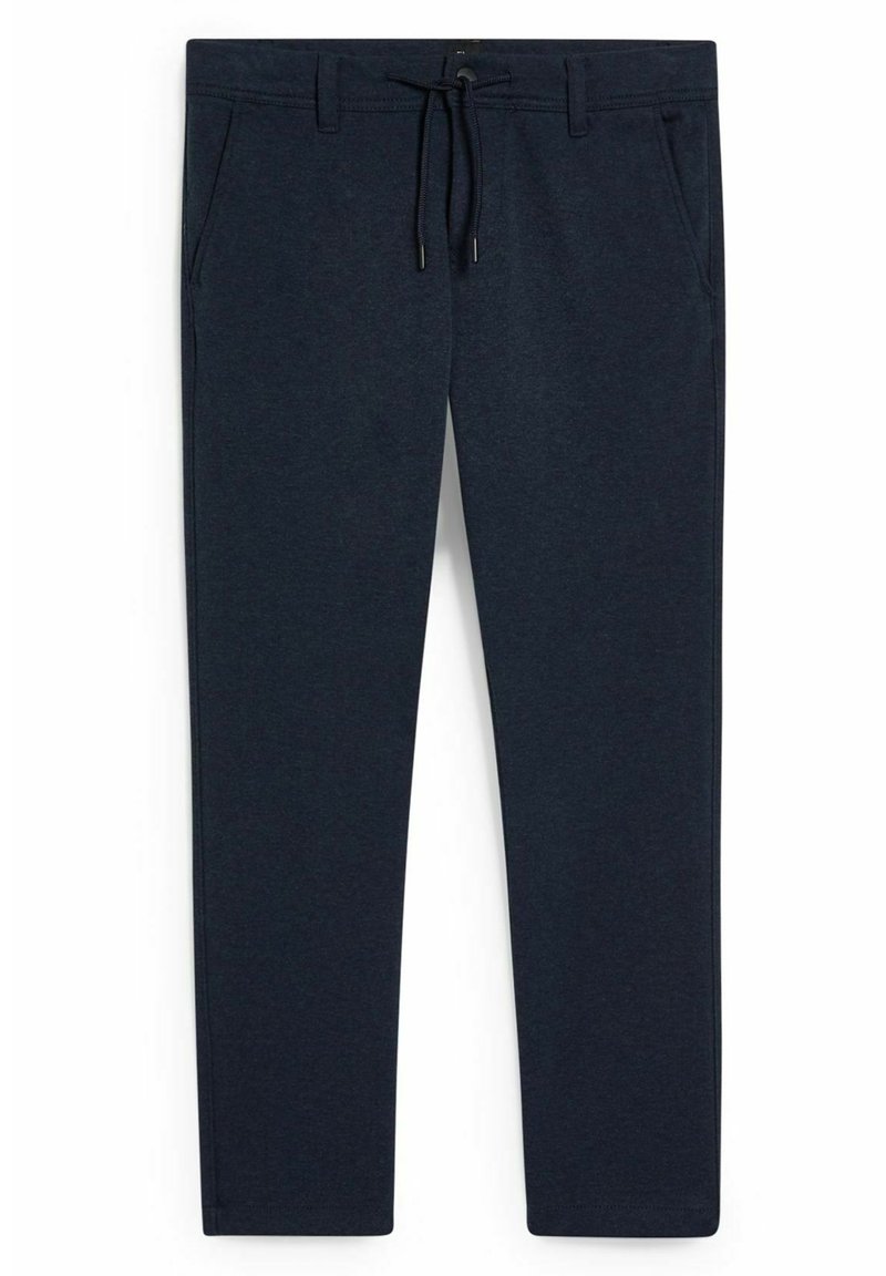 Pantalones de sudadera taperados en azul oscuro con cintura ajustable y bolsillos laterales, dispuestos sobre un fondo blanco.