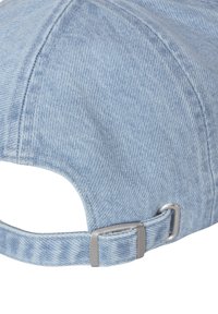 Gorra de mezclilla en azul claro con visera curvada, tejido texturizado y ajustador metálico plateado en la parte trasera para ajustar el tamaño.