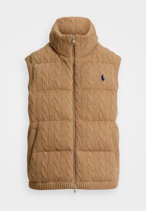 Beige-Strickweste mit hohem Kragen, durchgehendem Reißverschluss, geripptem Saum und Seiten Taschen; besitzt ein gesticktes Logo auf der Brust.