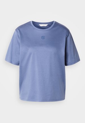 Maglietta blu in cotone a maniche corte con collo rotondo e piccolo logo circolare centrato sotto il colletto.