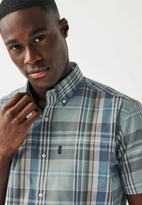 Next EASY IRON BUTTON DOWN OXFORD SHORT SLEEVE - REGULAR FIT - Hemd - sage green check