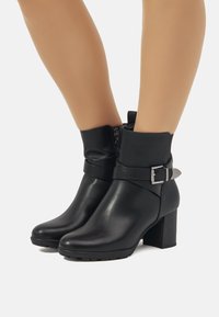 Maria Mare Stivaletti con plateau - black