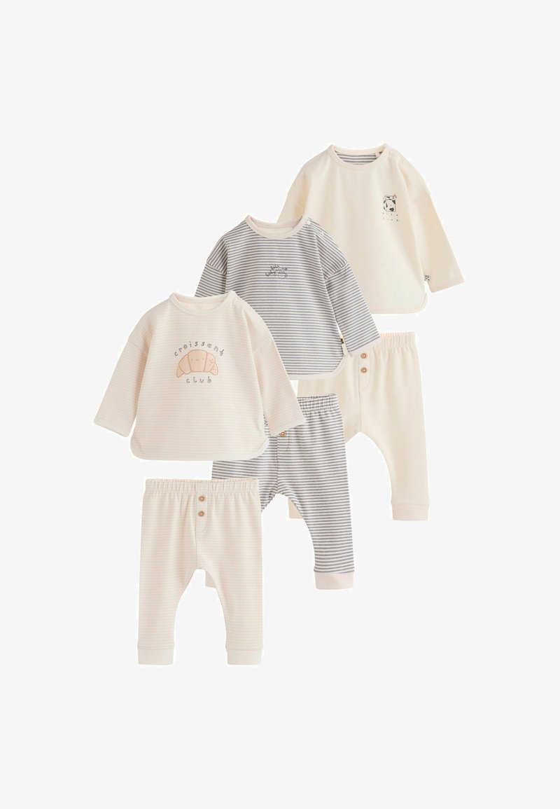 Trois ensembles de vêtements pour bébé comprenant des hauts à manches longues et des pantalons dans des tons beige et gris, avec des rayures, un motif de croissant et de petits détails imprimés.