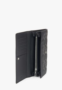 Czarny skórzany portfel z wytłoczonym okrągłym wzorem, posiada wiele przegródek na karty, zamykaną kieszeń oraz zapięcie na zatrzask.