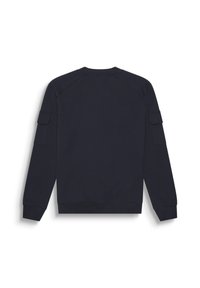 Sudadera azul marino con cuello redondo, puños y bajo acanalados. Presenta dos bolsillos con solapa en las mangas y hombros de estilo raglán.