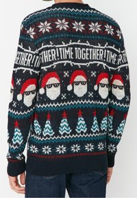 Maglione di Natale blu navale con volti di Babbo Natale che indossano occhiali da sole, decorato con fiocchi di neve, alberi e la frase "TEMPO INSIEME!"