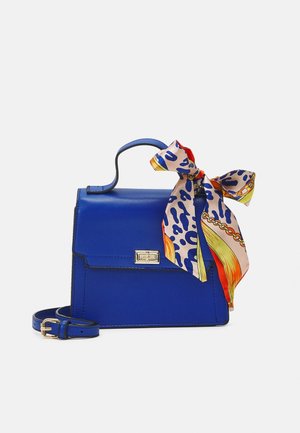 Blaues Lederhandtasche mit Obergriff, goldener Verschluss, abnehmbarer Schultergurt und buntem Tiermuster-Seidenschal, der am Griff gebunden ist.