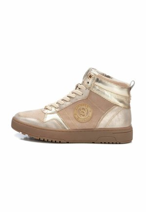 Zapatillas altas en beige y dorado, fabricadas en cuero y ante, con un logo redondo, cierre de cordones y detalles texturizados en la parte superior.