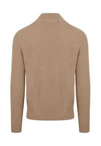 Beige pullovertrui met een ronde halslijn, lange mouwen en geribbelde boorden. De textuur lijkt zacht en gebreid, met een gladde afwerking.