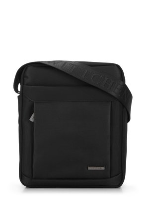 Borsa a tracolla nera realizzata in tessuto testurizzato, dotata di una tasca frontale, tracolla regolabile e un discreto logo. Design rettangolare semplice.