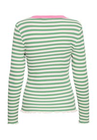 Langarm-Ripphemd mit grünen und weißen horizontalen Streifen und einem pinken Ausschnitt, von hinten gezeigt.