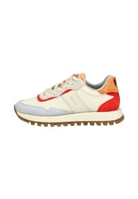 Sneaker mit oberem Teil aus cremefarbener Leder, grauem Wildleder-Zehenkappe, roten und orangefarbenen Akzenten und einer robusten braunen Gummi-Sohle. Verfügt über eine Schnürung.