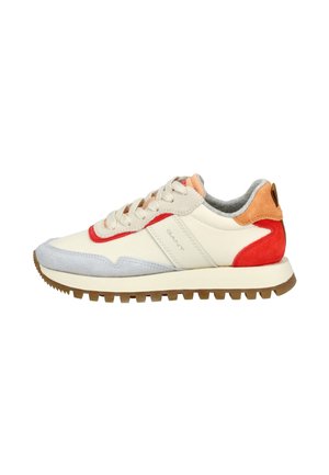 Sneaker mit oberem Teil aus cremefarbener Leder, grauem Wildleder-Zehenkappe, roten und orangefarbenen Akzenten und einer robusten braunen Gummi-Sohle. Verfügt über eine Schnürung.