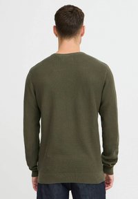 Olivgrüner Pullover mit langen Ärmeln, strukturiertem Strickmuster, geripptem Saum und Bündchen, rundem Halsausschnitt und lockerem Schnitt.