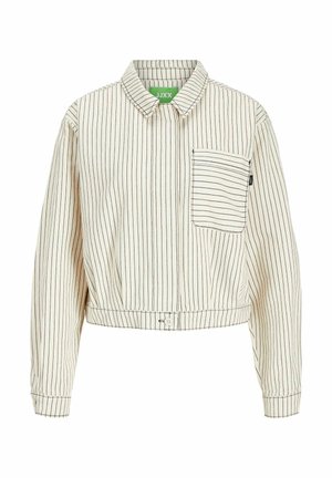 Jachetă croppată, cu dungi, în crem deschis, cu linii verticale bleumarin. Are un guler, un singur buzunar pe piept și închidere cu buton la tiv.