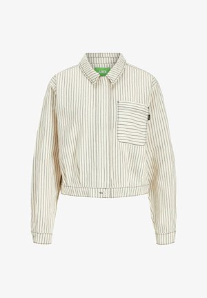 Jachetă croppată, cu dungi, în crem deschis, cu linii verticale bleumarin. Are un guler, un singur buzunar pe piept și închidere cu buton la tiv.