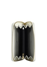Portafoglio bianco con zip, dotato di molteplici slot per carte e una tasca centrale con zip; l'interno presenta un rivestimento nero con accenti in argento e oro.