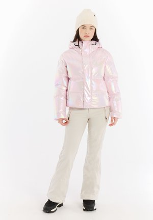 Iridescent rosa Daunenjacke mit hohem Kragen und Reißverschluss, getragen über hellbeigen Hosen und schwarzen Stiefeln. Winteraccessoires umfassen eine cremefarbene Mütze.