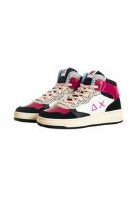 Sneaker alte con pannelli neri, rosa e bianchi, dettagli a pois e linguetta blu. Design con lacci e suola spessa.