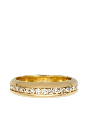 Bague en or avec une rangée de petites pierres précieuses claires incrustées le long de la bande extérieure sur fond blanc.