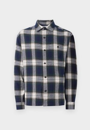 Camisa de hombre de manga larga con botones, en un gran patrón de cuadros en navy, blanco y verde, y un único bolsillo en el pecho.