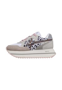 Sneakers mit einer Mischung aus weißem, grauem Wildleder und Leopardenmuster. Silberne Akzente an der Ferse und Zunge. Dickes, gewelltes Design der weißen und rosa Sohle.