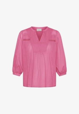 Lyserød bluse med V-hals, plissert front og trekvart lange pufærmer. Fremstillet i letvægtsstof med subtil tekstur og dekorative detaljer.