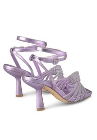 Lila Riemchen-Heels mit metallischem Finish, hohen Stilettos, dekorativem Strassknoten, offenem Zehendesign und verstellbarem Knöchelriemen.