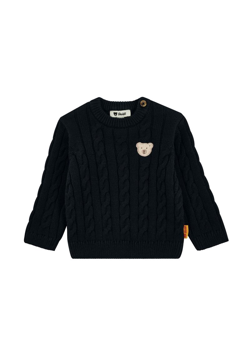Suéter de punto azul marino con patrón de trenzas, cuello redondo y mangas largas. Presenta un parche de osito de peluche beige y un botón con el logo cerca del hombro.