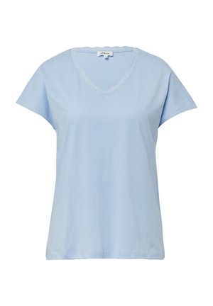 T-shirt en coton bleu clair avec des manches courtes, décolleté en V et parement en dentelle le long du cou. Design simple, texture douce, style décontracté.
