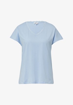 Jasnoniebieska bawełniana koszulka z krótkim rękawem, dekoltem w serek i koronkowym wykończeniem wokół dekoltu. Prosty design, miękka faktura, casualowy styl.