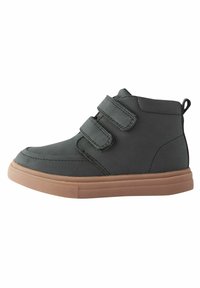 Grau hohe Sneakers aus Synthetikmaterial mit zwei Klettverschlüssen und einer Gummisohle, mit minimalen Nähten und einer abgerundeten Zehenpartie.