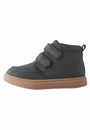 Grijze hoge schoenen van synthetisch materiaal met twee klittenbandsluitingen en een rubberen zool, met minimale stiksels en een ronde neus.