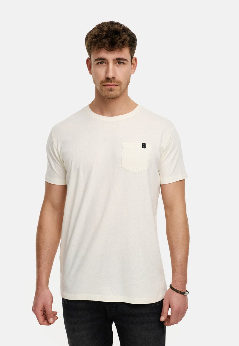 Cremefarbenes kurzärmliges T-Shirt mit einer linken Brusttasche und einem runden Halsausschnitt, aus einem weichen Stoff mit lässiger Passform.