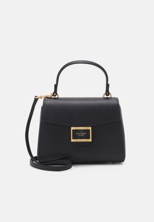 Sac à main structuré en cuir noir avec poignée supérieure et bandoulière amovible, fermoir rectangulaire doré portant l'inscription "kate spade new york."
