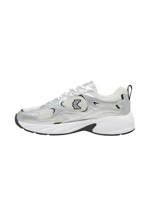 Scarpe da ginnastica argento con tomaia in rete e materiale sintetico, caratterizzate da una suola intermedia bianca, accenti neri e dettagli testurizzati sui lati.