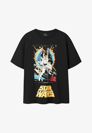 Zwarte katoen t-shirt met een kleurrijke Star Wars graphic print. Het ontwerp bevat personages en elementen in een rechthoekig kader, met gele tekst eronder.
