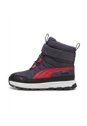 Schwarze, rote und graue Stiefel mit einem gesteppten Design, verstellbarem Knöchelriemen, dicker Sohle und strukturierten Akzenten. Mit einem Logo an der Seite.
