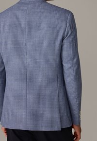 Męska marynarka w jasnoniebieski wzór pepitki, z dopasowanym krojem, klapami z wycięciami i mankietami na guziki, z detalami w postaci bocznych rozcięć.