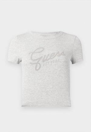 Graues T-Shirt mit kurzen Ärmeln und gerippter Textur, versehen mit einem metallisch-silbernen "Guess"-Logo und dem Schriftzug "EST 1981" in einer kursiven Schriftart.