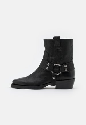 Botines camperos - black
