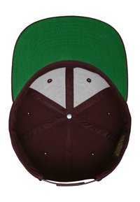 Burgundi baseball sapka zöld napellenzővel. Bélése szürke anyagból készült, szellőzőnyílásokkal és műanyag patenttal ellátva.